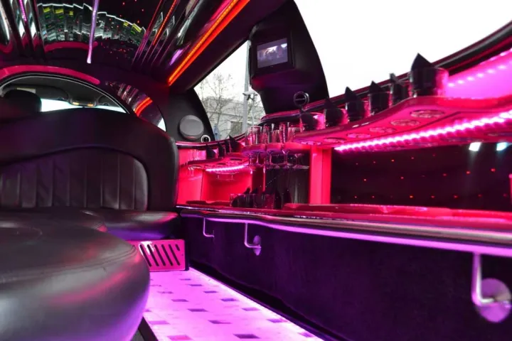 Pinker Innenraum des Lincoln Pink mit Bar, Neonlicht und Bildschirm