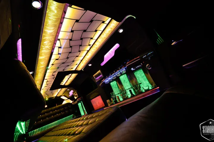 Glasdecke und Bar im Innenraum des Chrysler 300C mit Farbwechsel