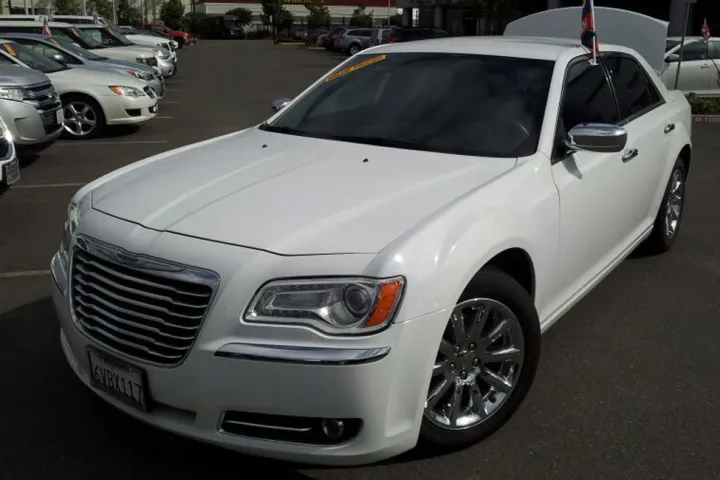 Weißer Chrysler 300C vor dem Umbau