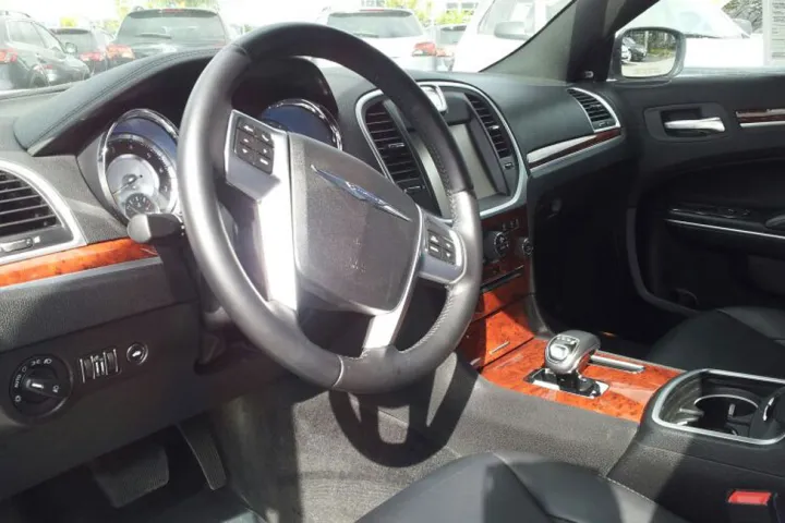 Cockpit des Chrysler 300C mit Holzdekor