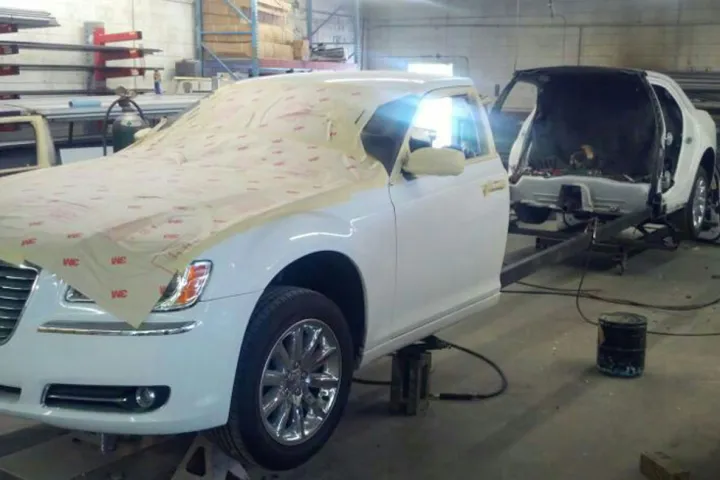 Chrysler 300C in der Werkstatt beim Umbau