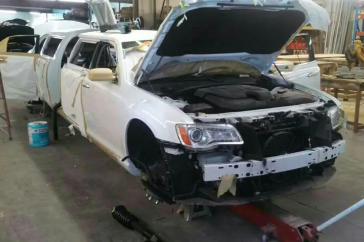 Chrysler 300C mit verlängertem Wagenkörper im Umbau