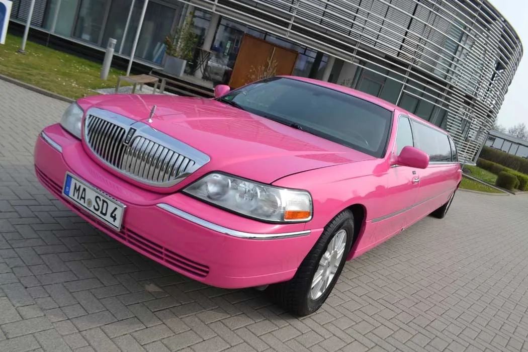 Lincoln Pink von schräg vorne mit verchromtem Kühlergrill