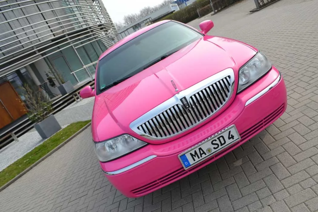 Frontansicht der pinken Stretch-Limousine Lincoln Pink