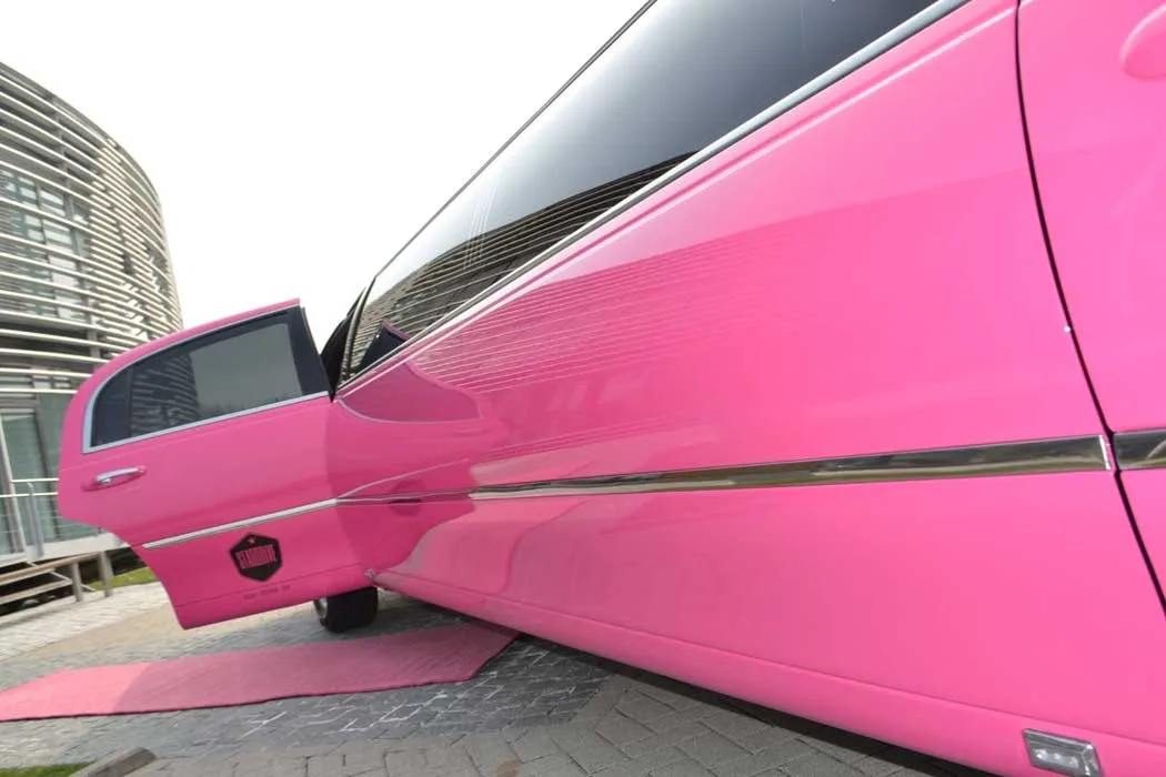 Offene Tür des Lincoln Pink mit pinkem Teppich davor
