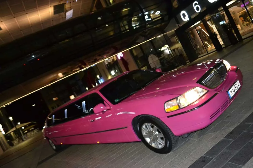 Pinke Stretch-Limousine Lincoln Pink bei Nacht in Mannheim