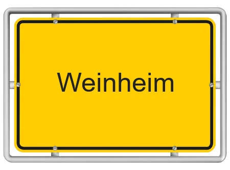 Gelbes Ortsschild mit der Aufschrift Weinheim
