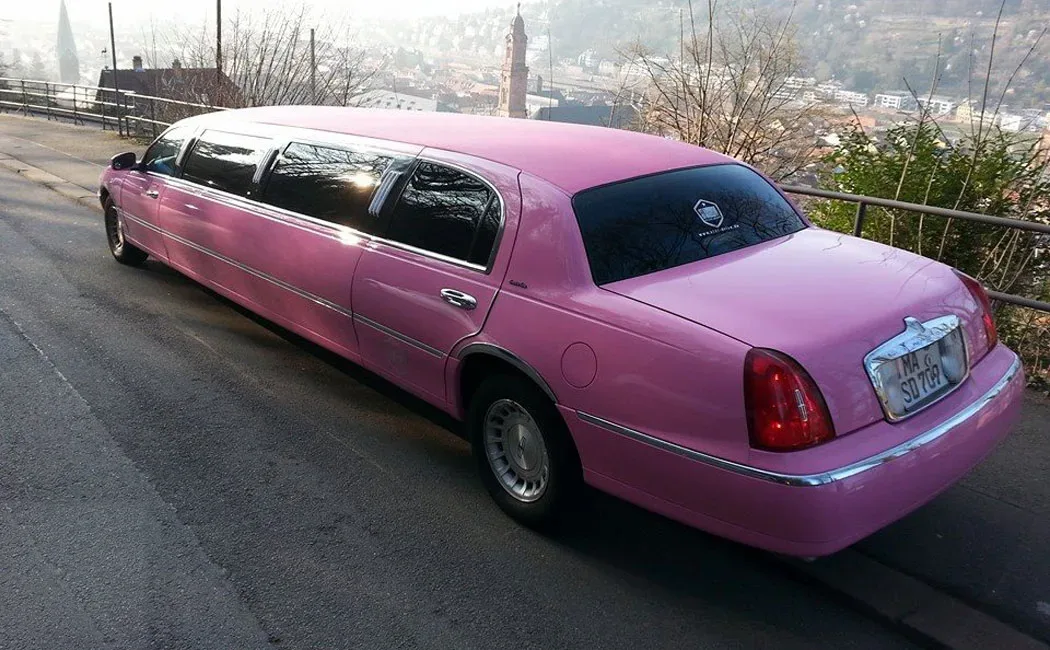 Pinke Stretchlimousine Lincoln Pink an einem Aussichtspunkt mit Blick über die Stadt